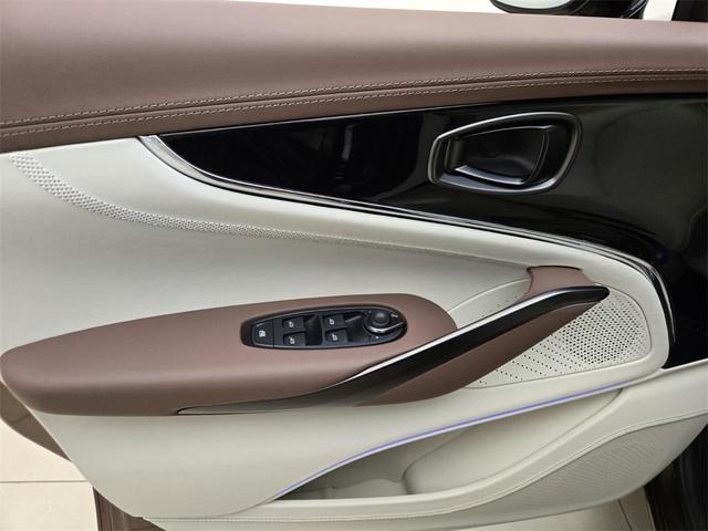 Photo of 2025 Bronze Aston Martin DBX