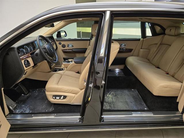 Photo of 2020 Black Rolls-Royce Phantom