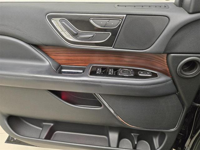 Photo of 2022 Black Metallic Lincoln Navigator