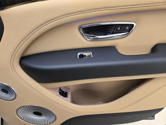 Photo of 2025 Glacier White Bentley Bentayga