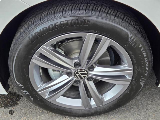 Photo of 2024 Opal White Pearl Volkswagen Jetta