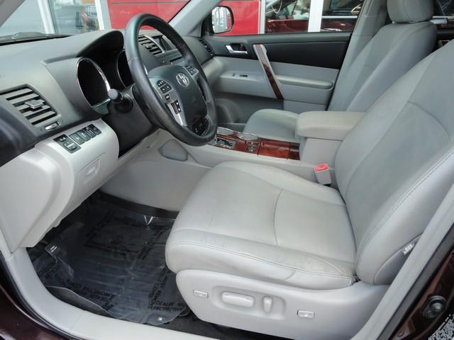 Photo of 2011 Burgundy Toyota Highlander