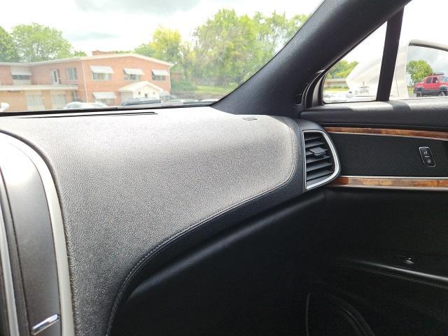 Photo of 2016 White Platinum Metallic Tri-Coat Lincoln MKX