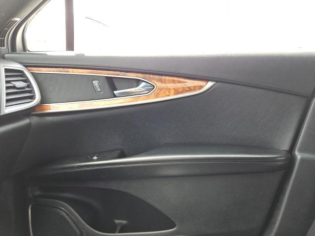 Photo of 2016 White Platinum Metallic Tri-Coat Lincoln MKX