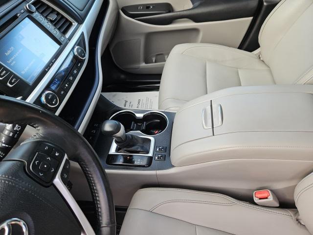 Photo of 2017 Celestial Silver Metallic Toyota Highlander