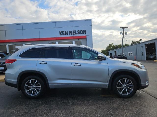 Photo of 2017 Celestial Silver Metallic Toyota Highlander