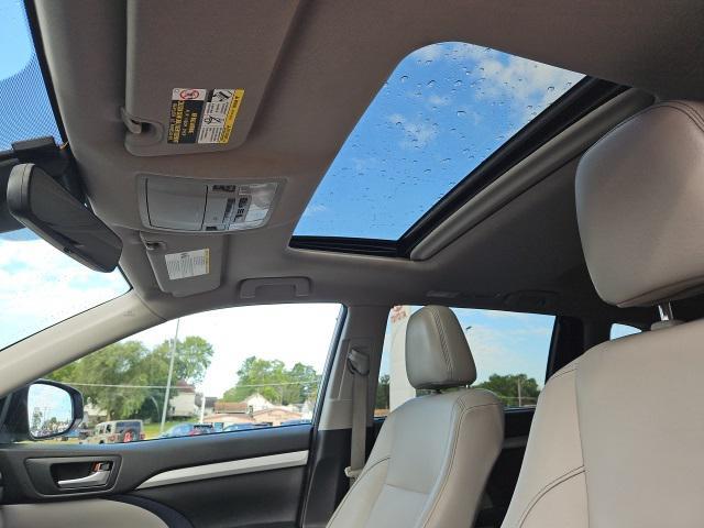 Photo of 2017 Celestial Silver Metallic Toyota Highlander