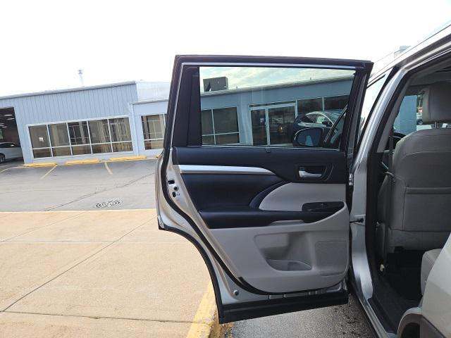 Photo of 2017 Celestial Silver Metallic Toyota Highlander