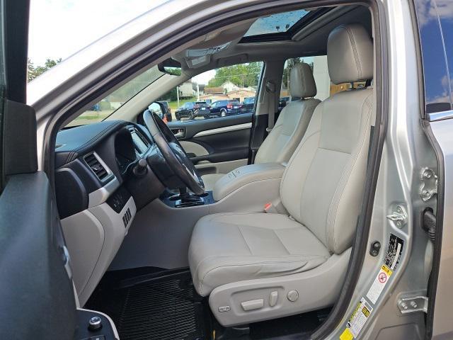 Photo of 2017 Celestial Silver Metallic Toyota Highlander