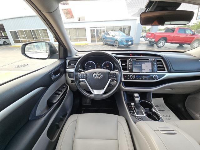 Photo of 2017 Celestial Silver Metallic Toyota Highlander