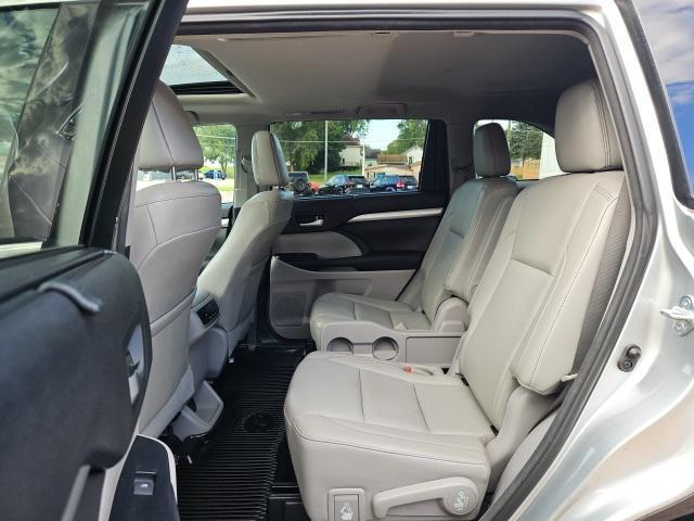 Photo of 2017 Celestial Silver Metallic Toyota Highlander