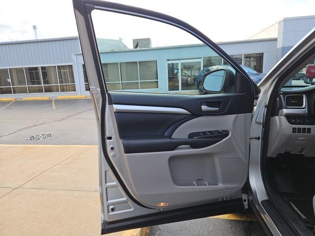 Photo of 2017 Celestial Silver Metallic Toyota Highlander