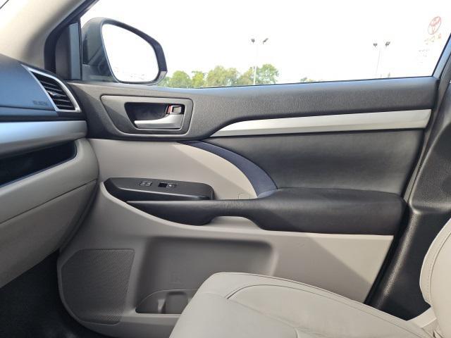 Photo of 2017 Celestial Silver Metallic Toyota Highlander
