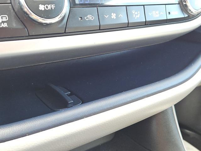 Photo of 2017 Celestial Silver Metallic Toyota Highlander