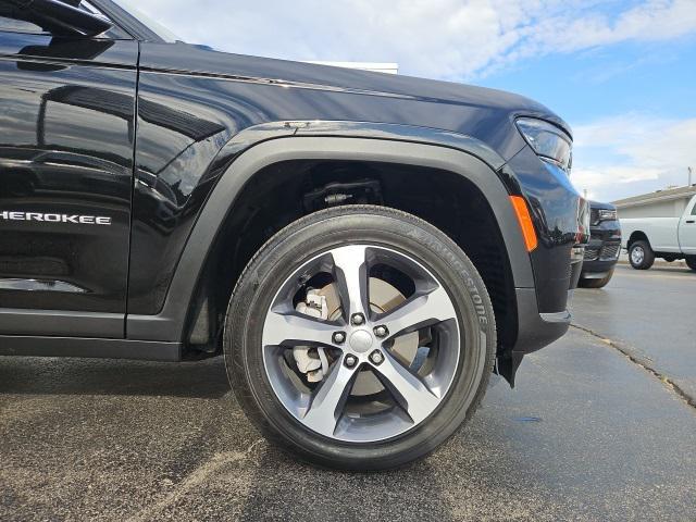 Photo of 2024 Diamond Black Crystal Pearlcoat Jeep Grand Cherokee L