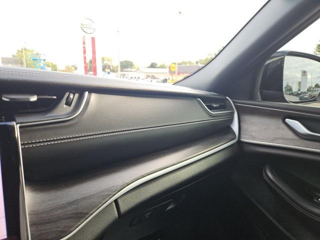 Photo of 2024 Diamond Black Crystal Pearlcoat Jeep Grand Cherokee L