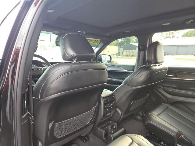 Photo of 2024 Diamond Black Crystal Pearlcoat Jeep Grand Cherokee L