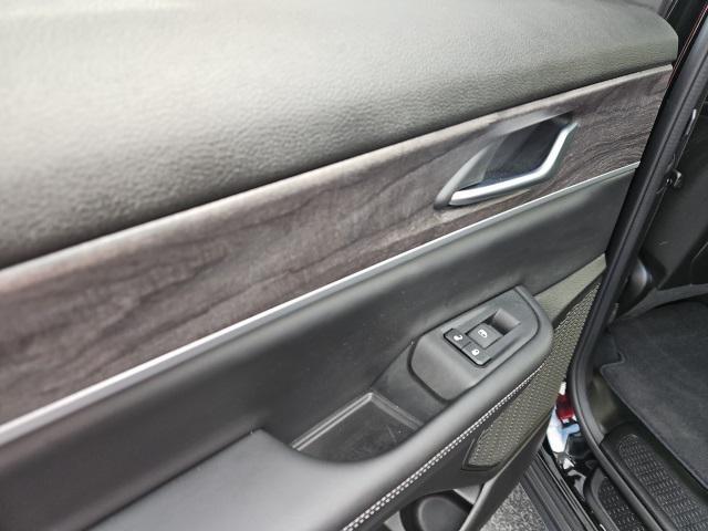 Photo of 2024 Diamond Black Crystal Pearlcoat Jeep Grand Cherokee L
