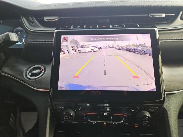Photo of 2024 Diamond Black Crystal Pearlcoat Jeep Grand Cherokee L