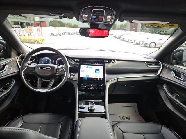 Photo of 2024 Diamond Black Crystal Pearlcoat Jeep Grand Cherokee L
