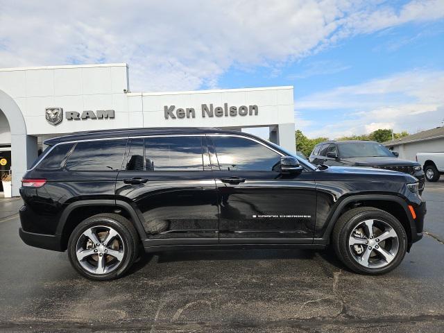 Photo of 2024 Diamond Black Crystal Pearlcoat Jeep Grand Cherokee L