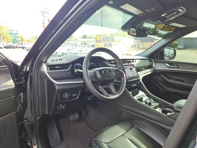 Photo of 2024 Diamond Black Crystal Pearlcoat Jeep Grand Cherokee L