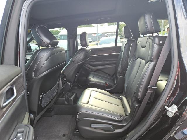 Photo of 2024 Diamond Black Crystal Pearlcoat Jeep Grand Cherokee L