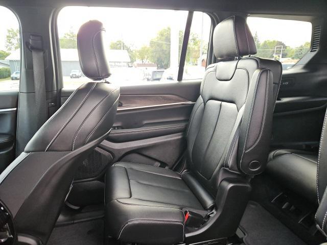 Photo of 2024 Diamond Black Crystal Pearlcoat Jeep Grand Cherokee L