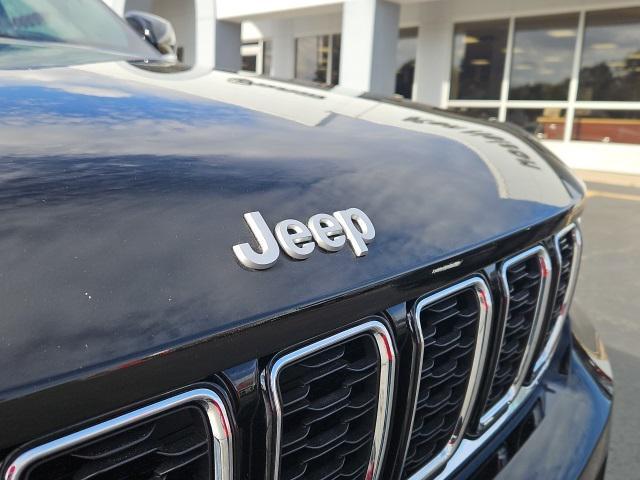 Photo of 2024 Diamond Black Crystal Pearlcoat Jeep Grand Cherokee L