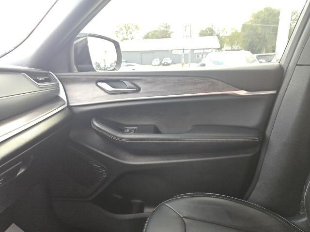 Photo of 2024 Diamond Black Crystal Pearlcoat Jeep Grand Cherokee L