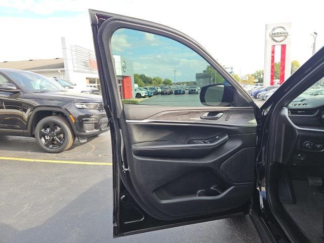 Photo of 2024 Diamond Black Crystal Pearlcoat Jeep Grand Cherokee L