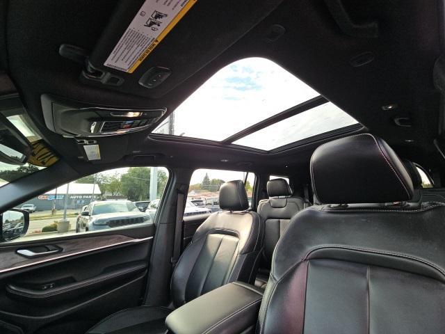 Photo of 2024 Diamond Black Crystal Pearlcoat Jeep Grand Cherokee L