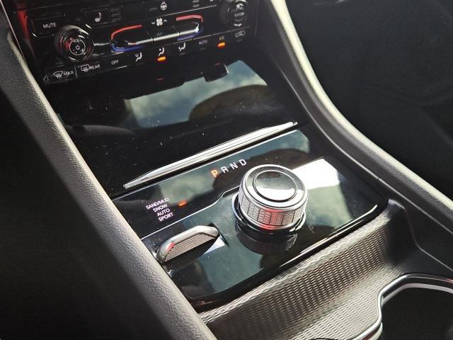 Photo of 2024 Diamond Black Crystal Pearlcoat Jeep Grand Cherokee L