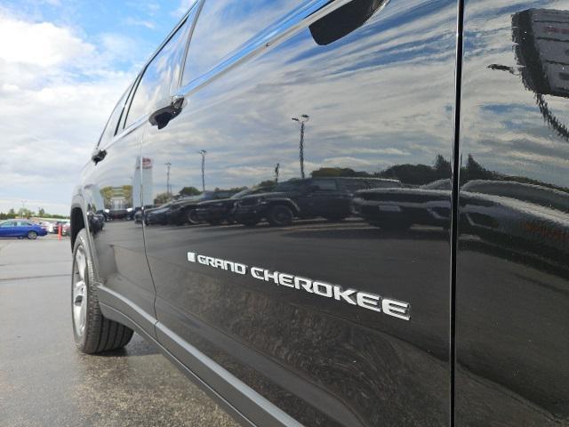 Photo of 2024 Diamond Black Crystal Pearlcoat Jeep Grand Cherokee L