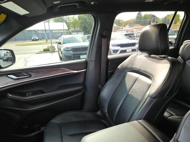 Photo of 2024 Diamond Black Crystal Pearlcoat Jeep Grand Cherokee L