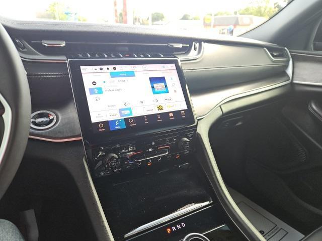 Photo of 2024 Diamond Black Crystal Pearlcoat Jeep Grand Cherokee L