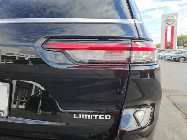 Photo of 2024 Diamond Black Crystal Pearlcoat Jeep Grand Cherokee L
