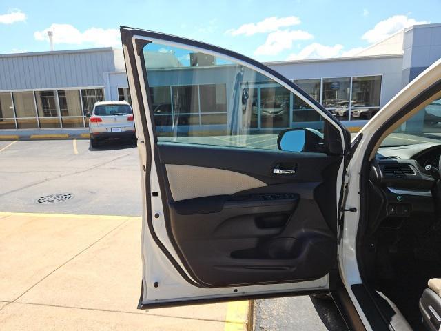 Photo of 2016 White Diamond Pearl Honda CR-V