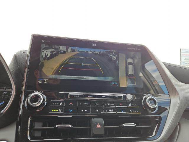 Photo of 2021 Blizzard Pearl Toyota Highlander Hybrid