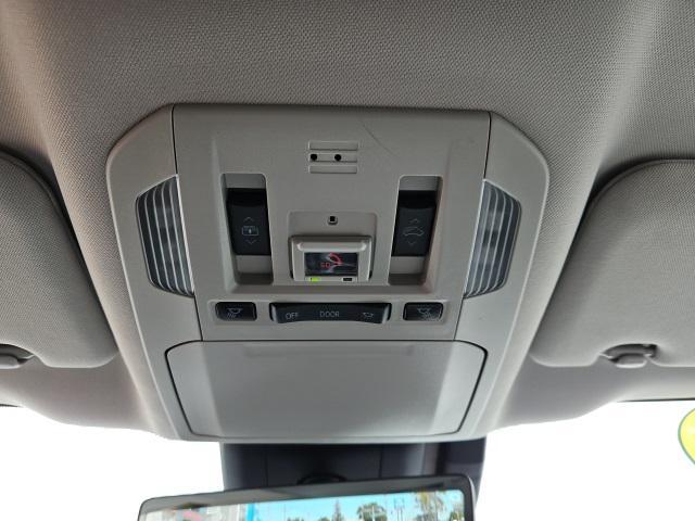Photo of 2021 Blizzard Pearl Toyota Highlander Hybrid