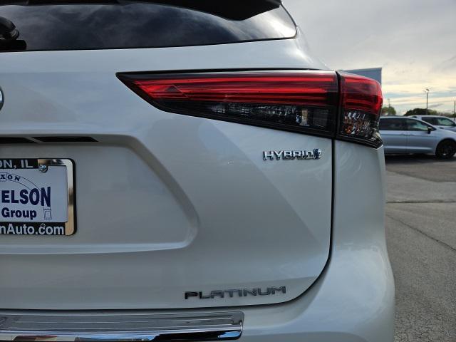 Photo of 2021 Blizzard Pearl Toyota Highlander Hybrid