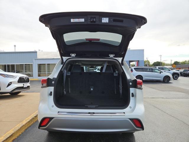Photo of 2021 Blizzard Pearl Toyota Highlander Hybrid