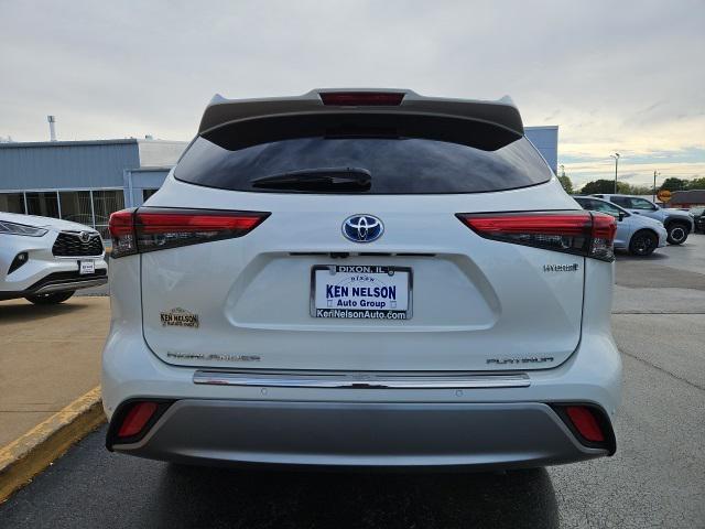 Photo of 2021 Blizzard Pearl Toyota Highlander Hybrid