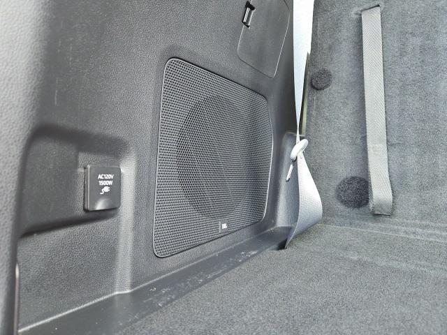 Photo of 2021 Blizzard Pearl Toyota Highlander Hybrid
