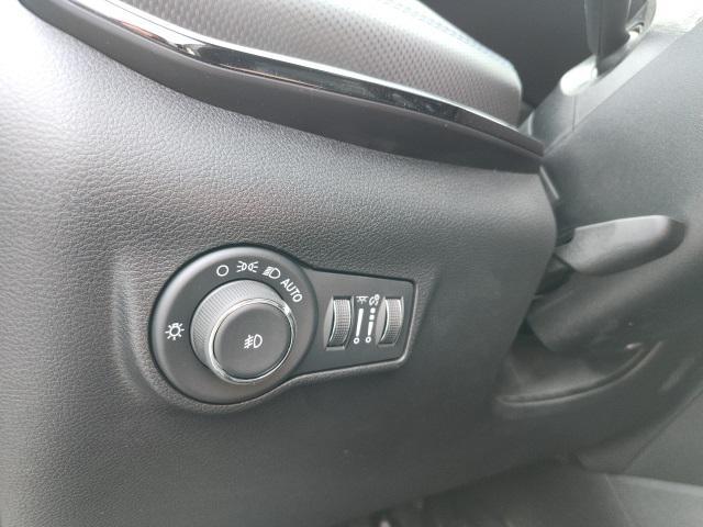 Photo of 2025 Bright White Clearcoat Jeep Compass