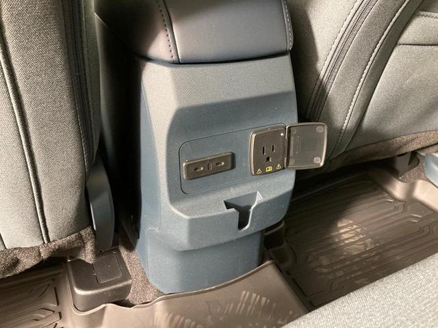 Photo of 2025 White Metallic Ford Maverick