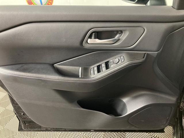 Photo of 2024 Super Black Nissan Rogue