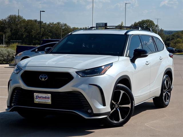 Photo of 2022 Wind Chill Pearl Toyota Highlander