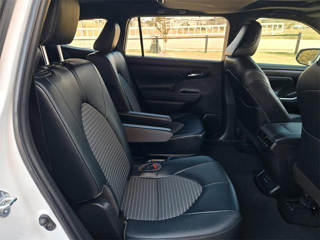 Photo of 2022 Wind Chill Pearl Toyota Highlander