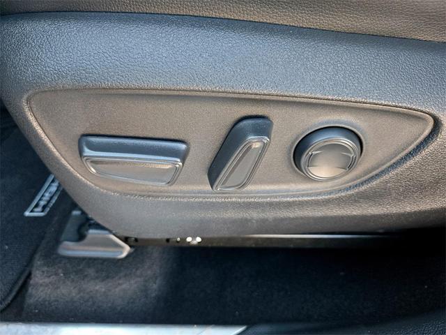 Photo of 2022 Wind Chill Pearl Toyota Highlander